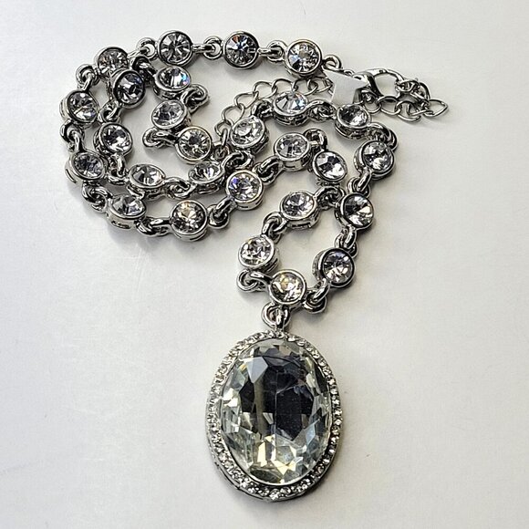 Jewelry - Oval Crystal Fashion Pendant Necklace
